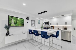 Private kitchen - Cozy/Modern 1-bedroom condo in beautiful Deerfield Beach (Deerfield Beach)