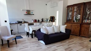 A modern living room with a sofa, dining table, and kitchen area. - Magnificent house in the heart of Douai (Douai)