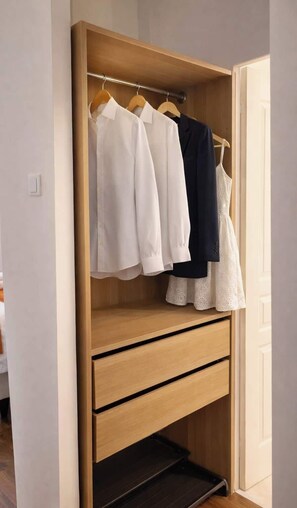 Een houten garderobe met kledingroede en lades.