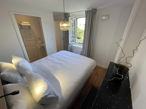 Villa Vermillon Boutique Apartments, Refined 1-Bedroom Apartment, Queen-Size Bed, Newly Renovated, Fully Equipped, Premium Bedding, City Centre, Train Station, Private Parking, Set in a Historic Hôtel Particulier