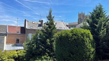 Een woonwijk met een kerk, een bakstenen gebouw en een verzorgde haag.