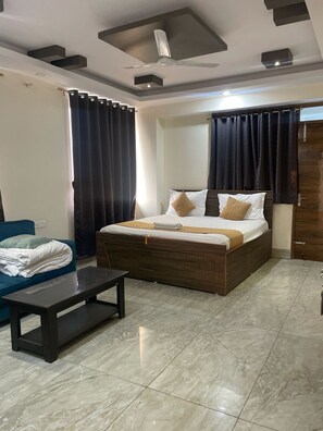 Room - Spacious 9-bedroom hotel in charming Patna with AC comfort (Patna)