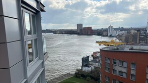 Un rascacielos con vistas a un río y al paisaje urbano.