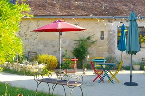 Outdoor dining - Wooden Room Near Beauval Zoo (Nouans-les-Fontaines)