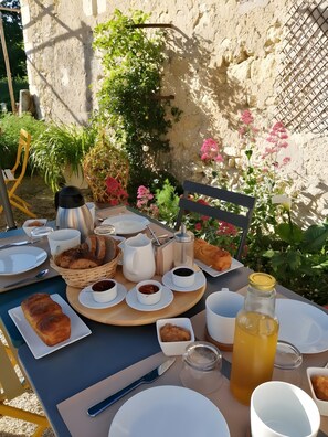 Outdoor dining - Wooden Room Near Beauval Zoo (Nouans-les-Fontaines)