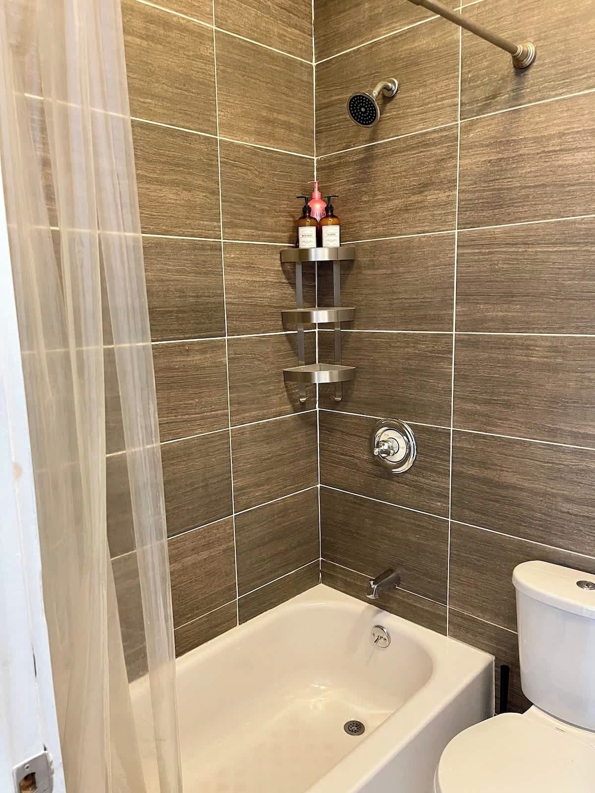 Chuveiro, secador de cabelo, toalhas de banho, shampoo