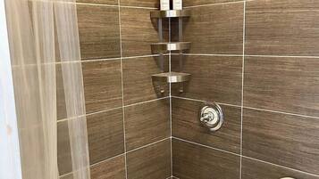 Chuveiro, secador de cabelo, toalhas de banho, shampoo
