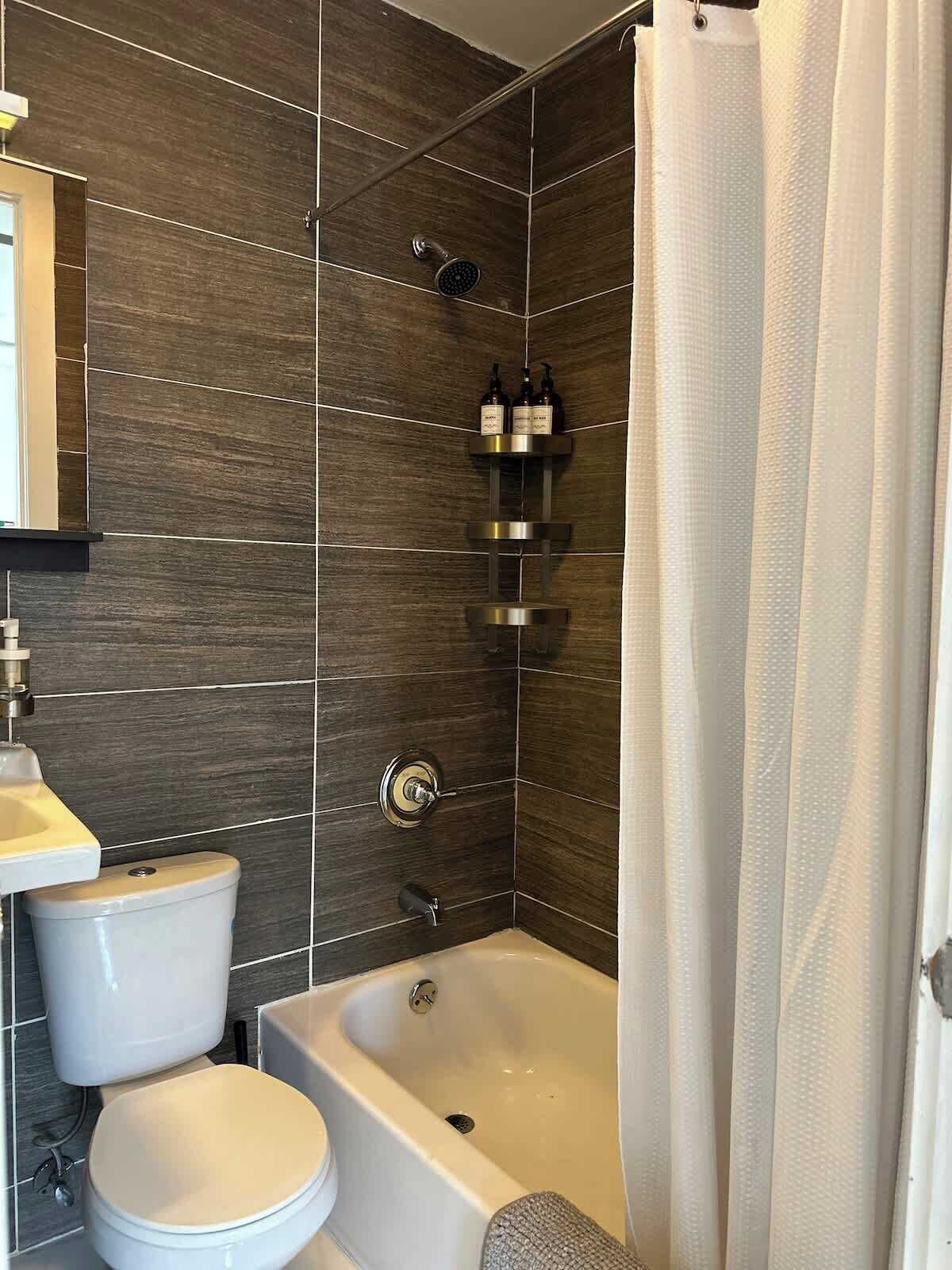 Dusche, Haartrockner, Handtücher, Shampoo
