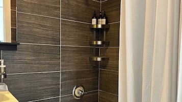Dusche, Haartrockner, Handtücher, Shampoo
