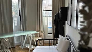 Tabla de planchar con plancha, wifi y ropa de cama