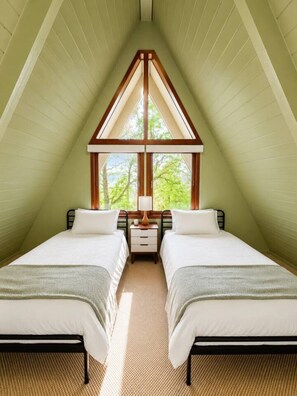 Desk, iron/ironing board, WiFi, bed sheets