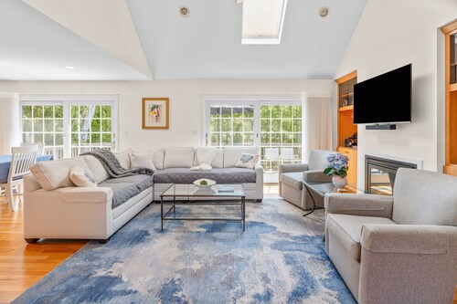 New Rental-Bright Coves, Walk to Marina and Popponesset Spit and clean!