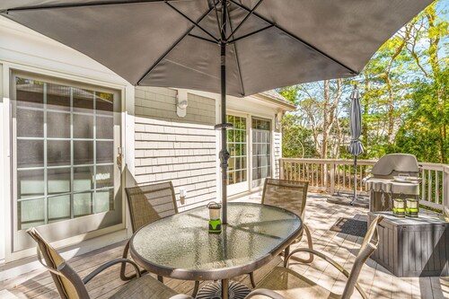 Bright Coves area. Walk to Marina and Popponesset. Spacious, sunny & clean!