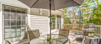 Bright Coves area. Walk to Marina and Popponesset. Spacious, sunny & clean!