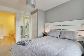 1 bedroom, iron/ironing board, WiFi, bed sheets - Modern & Cosy Apartment with free parking, 5 minutes from town centre! (Stafford)
