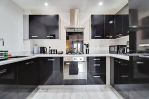 Private kitchen - Modern & Cosy Apartment with free parking, 5 minutes from town centre! (Stafford)