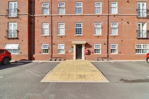 Exterior - Modern & Cosy Apartment with free parking, 5 minutes from town centre! (Stafford)