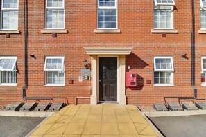 Exterior detail - Modern & Cosy Apartment with free parking, 5 minutes from town centre! (Stafford)