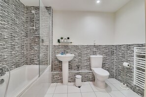 Bathroom - Modern & Cosy Apartment with free parking, 5 minutes from town centre! (Stafford)