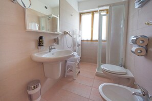 Serviettes fournies, savon, shampoing, papier toilette
