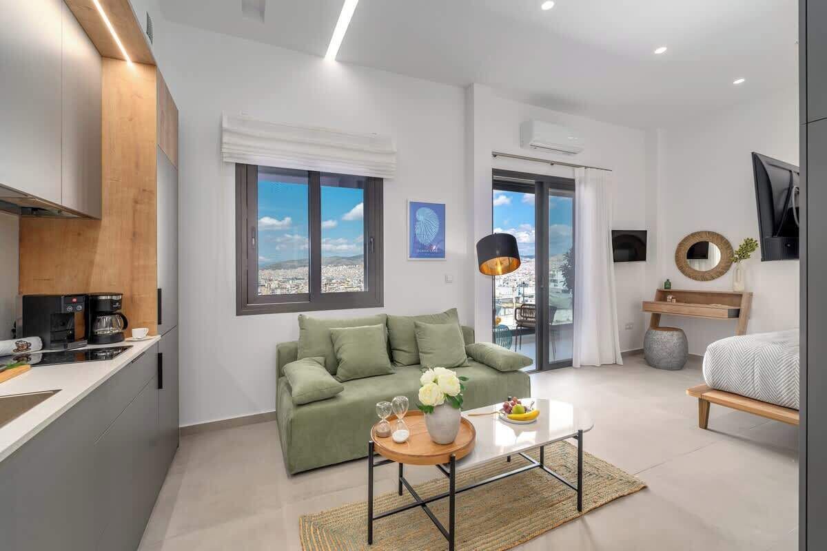 Un salon moderne avec un canapé, une table basse et une vue sur la ville.