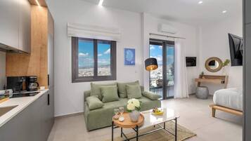 Un salon moderne avec un canapé, une table basse et une vue sur la ville.