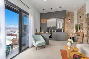 Eine moderne Wohnung mit Balkon, einer Küche und einem Wohnbereich.