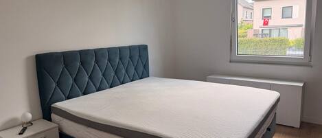 Bügeleisen/Bügelbrett, Reisekinderbett, kostenloses WLAN, Bettwäsche