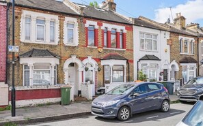 Exterior - Stylish Retreat Private Garden
& Hot Tub in London (London)