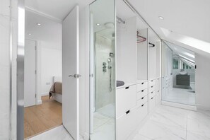 Bathroom - Stylish Retreat Private Garden
& Hot Tub in London (London)