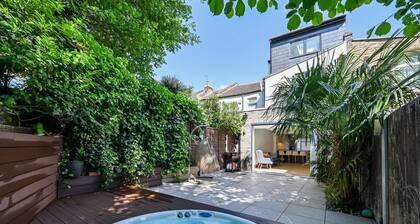 Stylish Retreat Private Garden
& Hot Tub in London