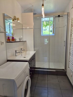 Shower, towels - Holiday Home “Le Gîte d’Augustin” with Private Terrace, Garden & Wi-Fi (Sortosville-en-Beaumont)