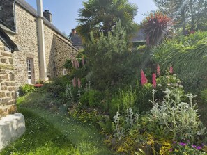 Property grounds - Holiday Home “Le Gîte d’Augustin” with Private Terrace, Garden & Wi-Fi (Sortosville-en-Beaumont)