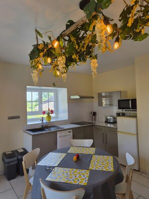 Fridge, microwave, stovetop, dishwasher - Holiday Home “Le Gîte d’Augustin” with Private Terrace, Garden & Wi-Fi (Sortosville-en-Beaumont)
