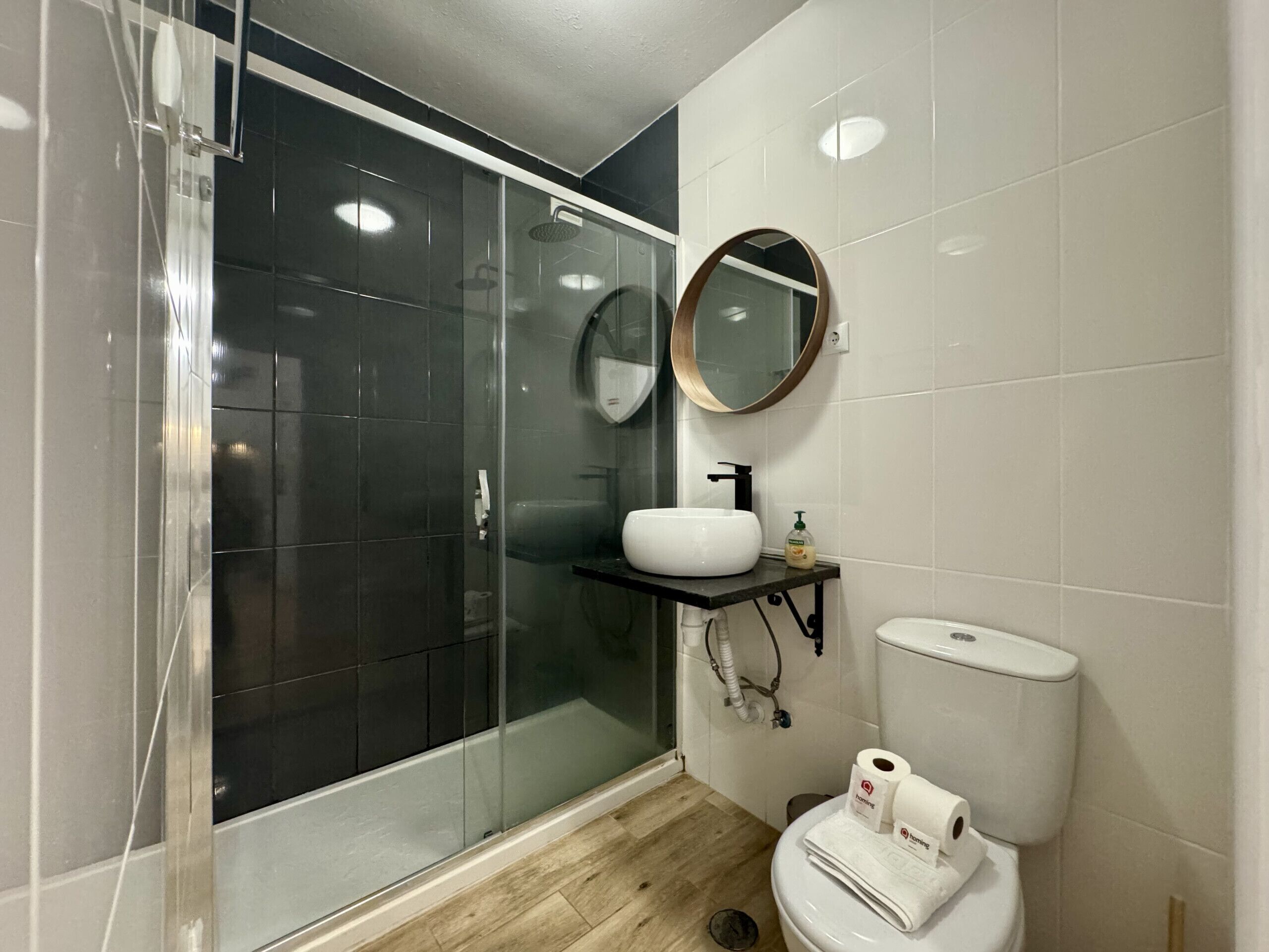 Een douche, een haardroger, handdoeken