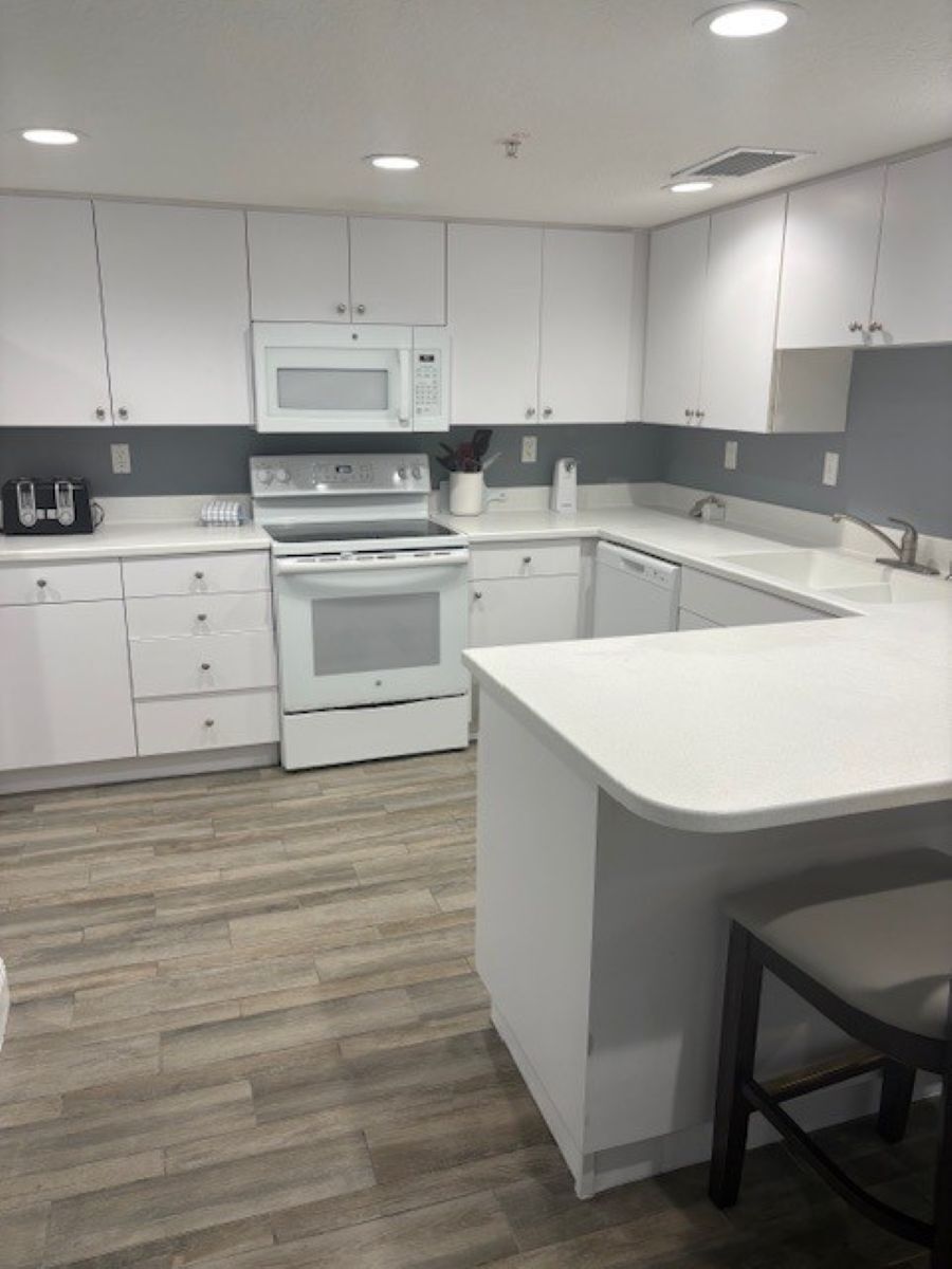 Captain's Quarters | Private kitchen | Full-size fridge, microwave, oven, stovetop