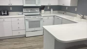 Captain's Quarters | Private kitchen | Full-size fridge, microwave, oven, stovetop