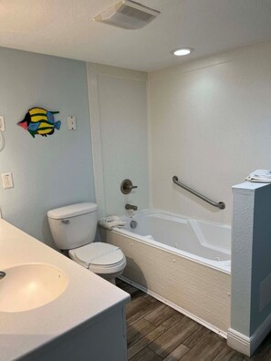 Windjammer | Bathroom | Shower, hair dryer, towels, toilet paper - Catalina Beach Club (Daytona Beach)