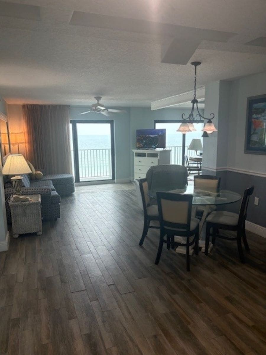 Two Bedroom Three Bathroom Oceanfront Suite | Wohnbereich