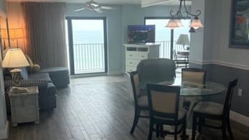 Two Bedroom Three Bathroom Oceanfront Suite | Wohnbereich