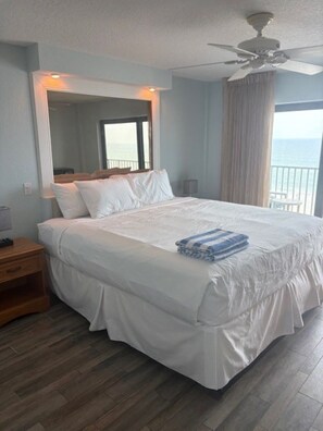 Captain's Quarters | Iron/ironing board, free WiFi, bed sheets - Catalina Beach Club (Daytona Beach)