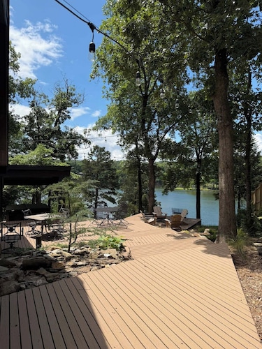 Lakefront Escape in Hot Springs 2BR/2BA, Hot Tub, Fireplace & Boat Slips