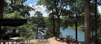Lakefront Escape in Hot Springs 2BR/2BA, Hot Tub, Fireplace & Boat Slips