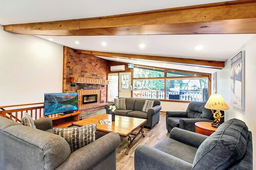 4BR Cottage 1 Min from Blue Mountain Ski Hills  & The Village · Pet-Friendly
