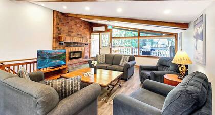 4BR Cottage 1 Min from Blue Mountain Ski Hills & The Village · Pet-Friendly