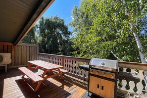 A wooden deck with a picnic table and a grill. - Blue Mountain Chalet Near Ski Hills · Walk to the Village · Petfriendly (The Blue Mountains)
