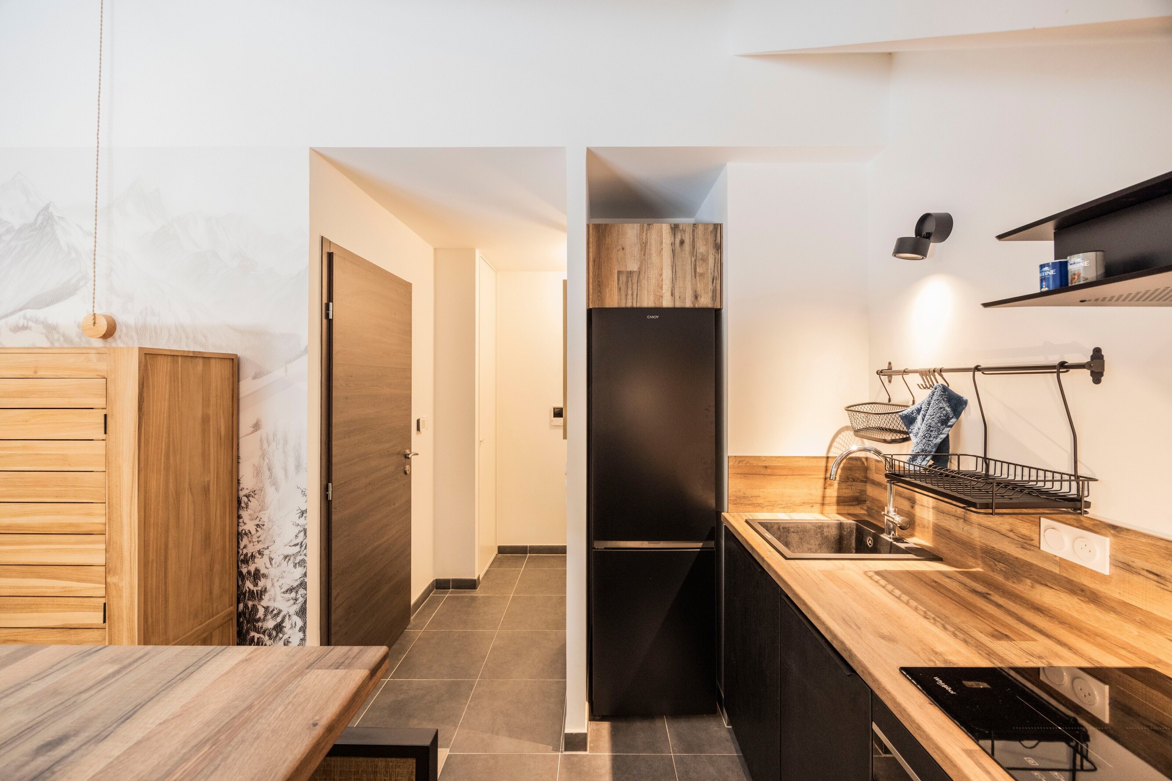 Frigorífico, microondas, horno y placa de cocina