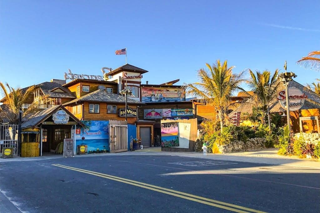 Un immeuble à plusieurs étages avec une enseigne indiquant « Seacrest » et « Ras Vegas ».