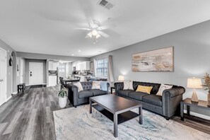 Living area - All Newly Remodeled! 3 Min To Strip! Two Pools, Hot Tub, Sauna (Branson)