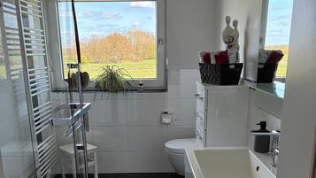 Dusche, Haartrockner, Handtücher